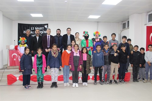 Sayın Kaymakamımız Muhammed Öztaş Yatılı Bölge Ortaokulunda Düzenlenen Tiyatro Gösterisine Katıldı